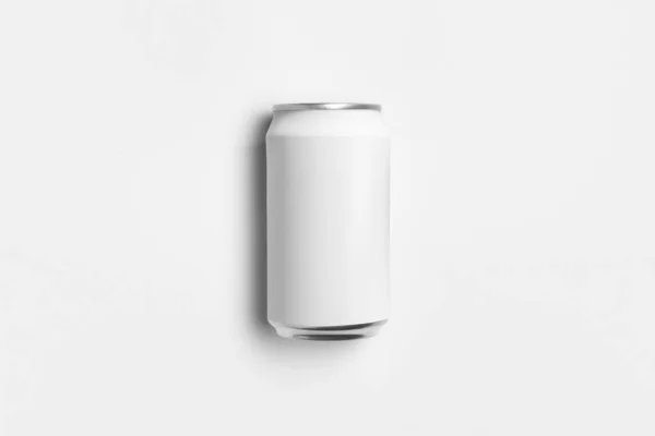 白色の空白のソーダ缶モックアップは薄い灰色の背景に隔離されています 高解像度の写真 — ストック写真