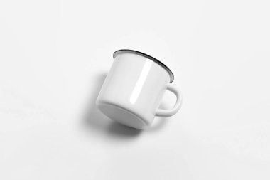 Beyaz boş Enamel Kupa Modeli beyaz arka planda izole edildi. Damgalamak için boş bardak. Yüksek çözünürlüklü fotoğraf.