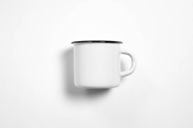 Beyaz boş Enamel Kupa Modeli beyaz arka planda izole edildi. Damgalamak için boş bardak. Yüksek çözünürlüklü fotoğraf.