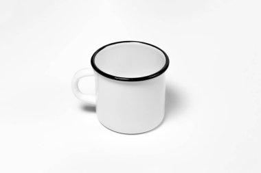 Beyaz boş Enamel Kupa Modeli beyaz arka planda izole edildi. Damgalamak için boş bardak. Yüksek çözünürlüklü fotoğraf.