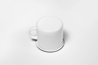 Beyaz boş Enamel Kupa Modeli beyaz arka planda izole edildi. Damgalamak için boş bardak. Yüksek çözünürlüklü fotoğraf.