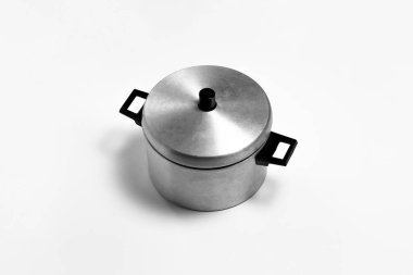 Alüminyum pişirme tavası kırpma yolu ile beyaz arkaplanda izole edildi. Yüksek çözünürlüklü fotoğraf. Üst görünüm.