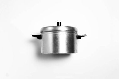 Alüminyum pişirme tavası kırpma yolu ile beyaz arkaplanda izole edildi. Yüksek çözünürlüklü fotoğraf. Üst görünüm.