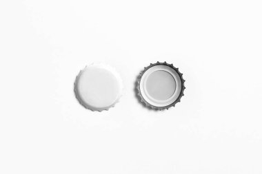 Beyaz bira kapakları, yumuşak gri bir arka planda izole edilmiş, ön ve arka, üst manzara. Boş metal soda kapakları tasarım şablonu. Yüksek çözünürlüklü fotoğraf.