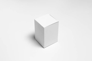 Boş beyaz tıbbi paket kutusu maketi. Konteynır, beyaz üzerine ambalaj şablonu. Beyaz karton kutu. Üst görüntü. Yüksek çözünürlüklü fotoğraf..