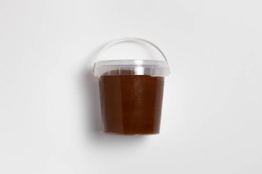 Şeffaf Çikolata Kremalı Plastik Kova beyaz arka planda sahte etiketle. Yüksek çözünürlüklü fotoğraf..