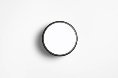 Boş Metal Kutusu, beyaz arkaplanda izole edilmiş boş etiketle modellendi. Tasarımınız için çelik kap ya da aksesuar paketi. Yuvarlak teneke. Yüksek çözünürlüklü fotoğraf. Üst görünüm