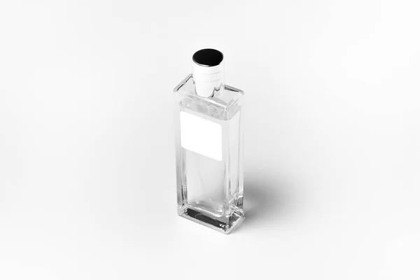 Transparante Parfumfles Mock Met Blanco Etiket Geïsoleerd Een Witte Achtergrond — Stockfoto