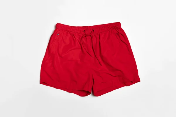 红色的男人为了在白色的背景上独立游泳而穿短裤 高分辨率照片 — 图库照片