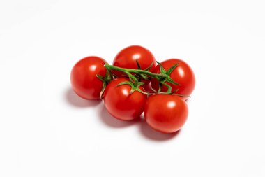Beyaz arka planda izole edilmiş bir grup taze kırmızı domates. Yüksek çözünürlüklü fotoğraf..