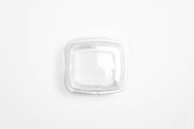 Beyaz arka planda izole edilmiş şeffaf plastik gıda paketleme kutusu. Yüksek çözünürlüklü fotoğraf.