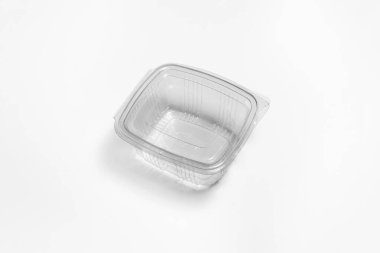 Beyaz arka planda izole edilmiş şeffaf plastik gıda paketleme kutusu. Yüksek çözünürlüklü fotoğraf.