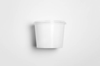 Şeffaf kapaklı boş plastik kap. Beyaz arka planda izole edilmiş. Yüksek çözünürlüklü fotoğraf..