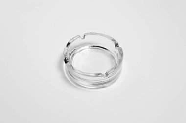 Yuvarlak cam kül tablası beyaz arka planda izole edilmiş. Yüksek çözünürlüklü fotoğraf. Üst görünüm.