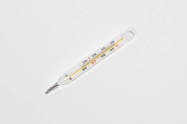 Tıbbi civa termometresi beyaz arka planda izole edilmiş. Yüksek çözünürlüklü fotoğraf..