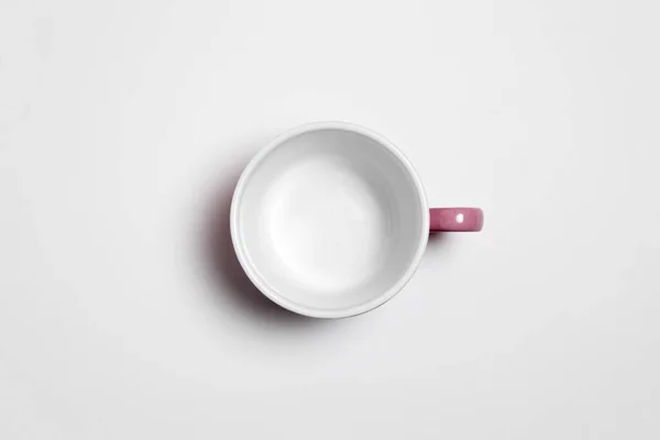 白の背景に隔離されたコーヒーや紅茶のためのピンクのセラミックマグカップ空のブランク — ストック写真