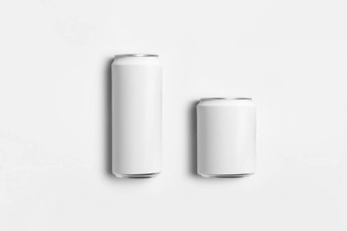 Beyaz boş soda kutuları açık gri arka planda izole edildi. Yüksek çözünürlüklü fotoğraf. Üst görünüm.