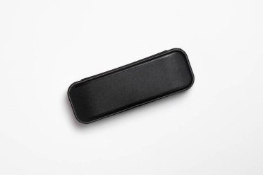 Koruyucu gözlük kutusu beyaz arka planda izole edilmiş. Bardakları saklamak için kullanılan bir cihaz. Rahatlık ve düzen için. Yüksek çözünürlüklü fotoğraf..