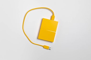 Kişisel bilgisayar, transfer ya da HDD arasında yedekleme verileri için Harici Disk Sürücüsü Modifiye. USB 3.0 bağlantısı. Yüksek çözünürlüklü fotoğraf. Üst görünüm