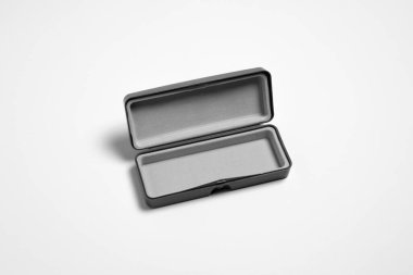 Koruyucu gözlük kutusu beyaz arka planda izole edilmiş. Bardakları saklamak için kullanılan bir cihaz. Rahatlık ve düzen için. Yüksek çözünürlüklü fotoğraf..