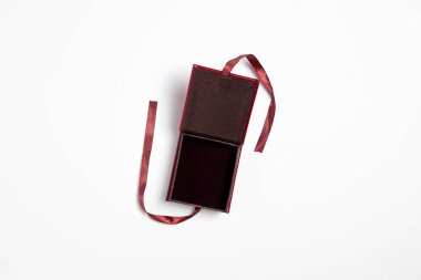 Beyaz arka planda kurdeleli deri hediye kutusu. Yüksek çözünürlüklü fotoğraf..