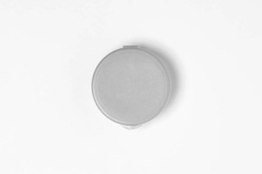 Boş plastik kutu modeli beyaz arka planda izole edildi. Tasarımınız için plastik kap ya da aksesuar paketi. Yuvarlak teneke. Yüksek çözünürlüklü fotoğraf. Üst görünüm