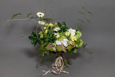 Gri arka planda güzel bir çiçek buketi. Yüksek çözünürlüklü fotoğraf..