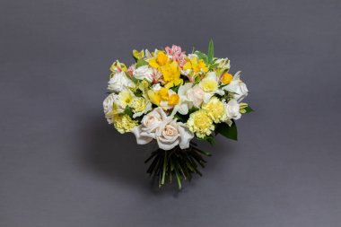 Gri arka planda güzel bir çiçek buketi. Yüksek çözünürlüklü fotoğraf..