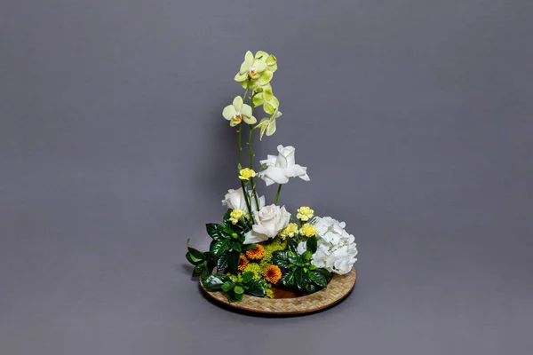 Gyönyörű Virág Csokor Szürke Hátteren Nagy Felbontású Fotó — Stock Fotó