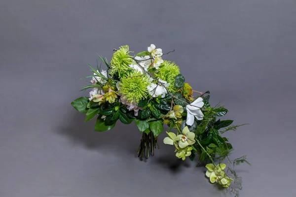 Vacker Blomma Bukett Grå Bakgrund Högupplöst Foto — Stockfoto