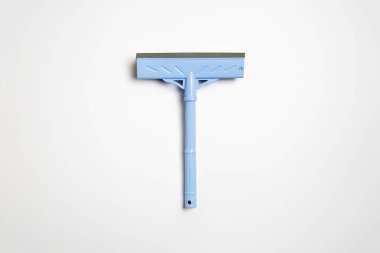 Pencere camı beyaz arka planda izole edilmiş. Pencere temizleme fırçası. Yüksek çözünürlüklü fotoğraf.