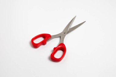 Kırmızı makas kırpma yolu olan beyaz arkaplanı izole etti, makas nesnesini kapatın. Üst görüntü. Yüksek çözünürlüklü fotoğraf.