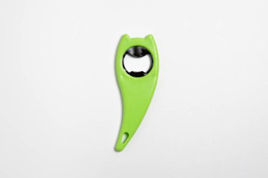 Bira açacağı beyaz arka planda izole edildi. Yüksek çözünürlüklü fotoğraf..