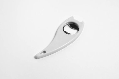 Bira açacağı beyaz arka planda izole edildi. Yüksek çözünürlüklü fotoğraf..