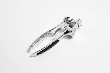 Metal sarımsak presi beyaz arka planda izole edilmiş. Yüksek çözünürlüklü fotoğraf. Üst görünüm.