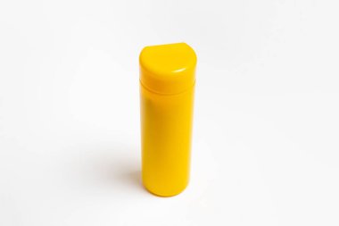 Araba Kurutma Havlusu Chamois ürünleri için paket. PVA güveci beyazda izole edilmiş. Yüksek çözünürlüklü fotoğraf. Plastik tüp..