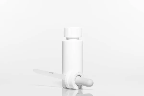 Garrafa Plástico Branco Com Tampa Conta Gotas Fundo Branco Garrafa — Fotografia de Stock