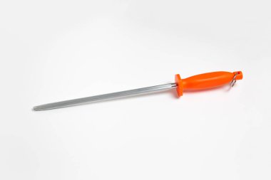 Plastik saplı bileyci beyaz bir arka planda izole edilmiş. Üst görüntü. Bıçaklar için temel taşı. Yüksek çözünürlüklü fotoğraf.