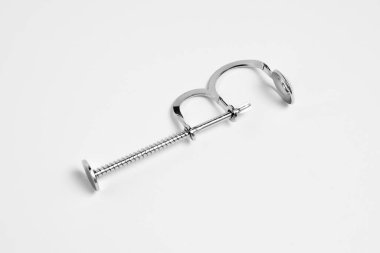 Kirazlı Pitter. Beyaz arka planda kiraz ve zeytin müptelası. Çekirdekleri meyvelerden ayırmak için bir araç. Yüksek çözünürlüklü fotoğraf.