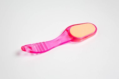 Beyaz arka planda pembe sünger taşı. Taş ovalama ayak hijyeni. Yüksek çözünürlüklü fotoğraf.