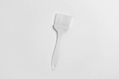 Beyaz arka planda silikon fırça. Mutfak fırçası. Üst manzara. Yüksek çözünürlüklü fotoğraf.