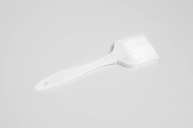 Beyaz arka planda silikon fırça. Mutfak fırçası. Üst manzara. Yüksek çözünürlüklü fotoğraf.