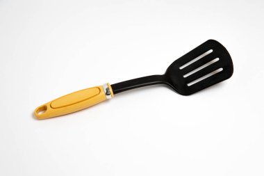Plastik siyah spatula beyaz arka planda izole edilmiş. Spatula lekesi. Yüksek çözünürlüklü fotoğraf. Üst görünüm..
