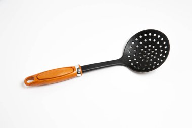 Siyah plastik Ladle Skimmer beyaz arka planda izole edilmiş. Yüksek çözünürlüklü fotoğraf. Üst görünüm.
