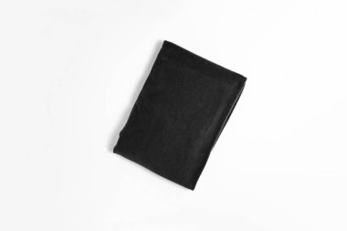 Beyaz arka planda siyah katlanmış havlu. Banyo havlusu. Yüksek çözünürlüklü fotoğraf. Üst görünüm.