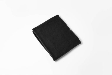 Beyaz arka planda siyah katlanmış havlu. Banyo havlusu. Yüksek çözünürlüklü fotoğraf. Üst görünüm.