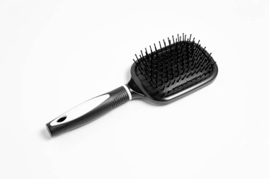 Saç fırçası beyaz arka planda izole edilmiş. Yüksek çözünürlüklü fotoğraf. Üst görünüm.