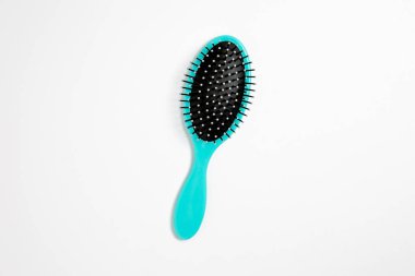 Saç fırçası beyaz arka planda izole edilmiş. Yüksek çözünürlüklü fotoğraf. Üst görünüm.