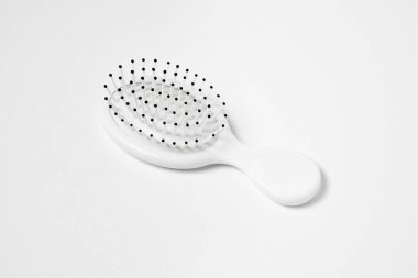 Saç fırçası beyaz arka planda izole edilmiş. Yüksek çözünürlüklü fotoğraf. Üst görünüm.