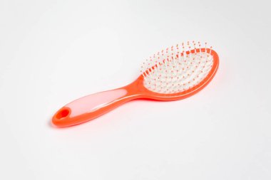 Saç fırçası beyaz arka planda izole edilmiş. Yüksek çözünürlüklü fotoğraf. Üst görünüm.